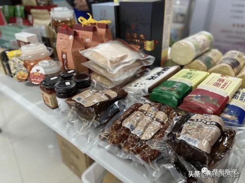 愛(ài)心助農(nóng)消費(fèi)扶貧 來(lái)鳳縣農(nóng)副產(chǎn)品展銷進(jìn)蔡甸機(jī)關(guān)單位